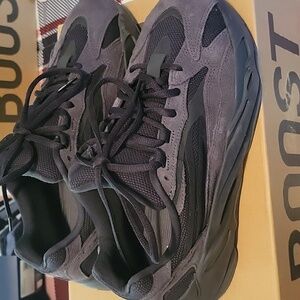 YEEZY BOOST 700